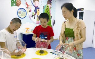 亲子活动参观科技馆 萌娃走进父母参建的科技馆 亲子探秘点亮童心